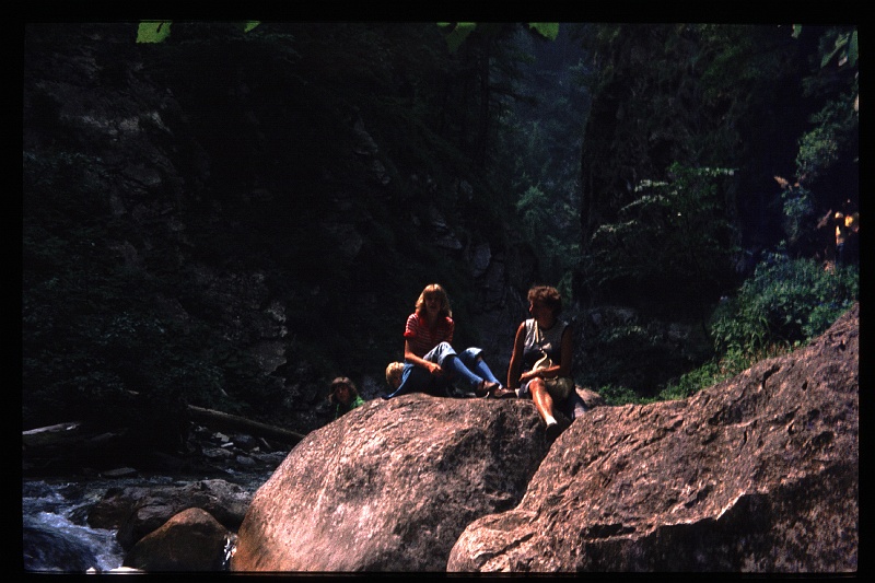 23.Garnitzenklamm jun 1976 Mama,Brigitte,Marion,Peter.JPG